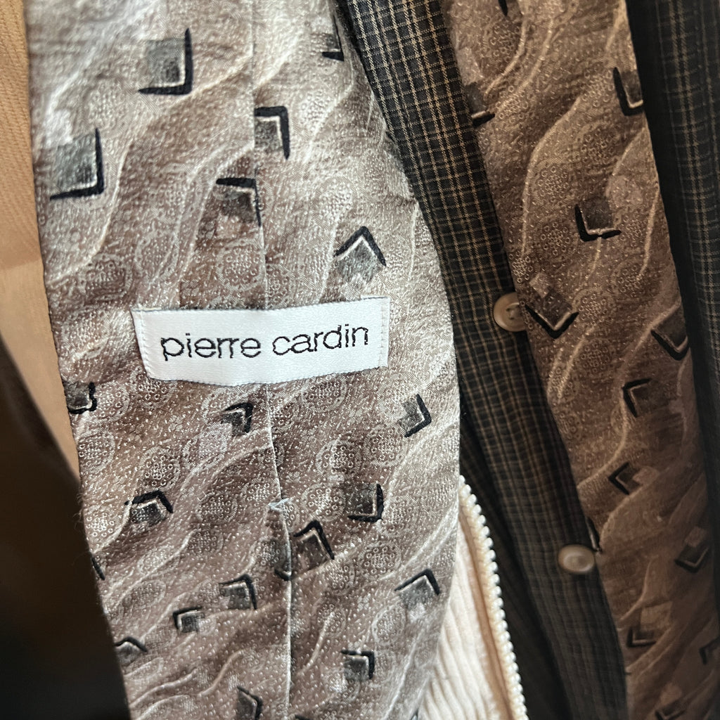 Ordinary is played out! Four piece classic ensemble is calling your name. The shirt and vest is XL.