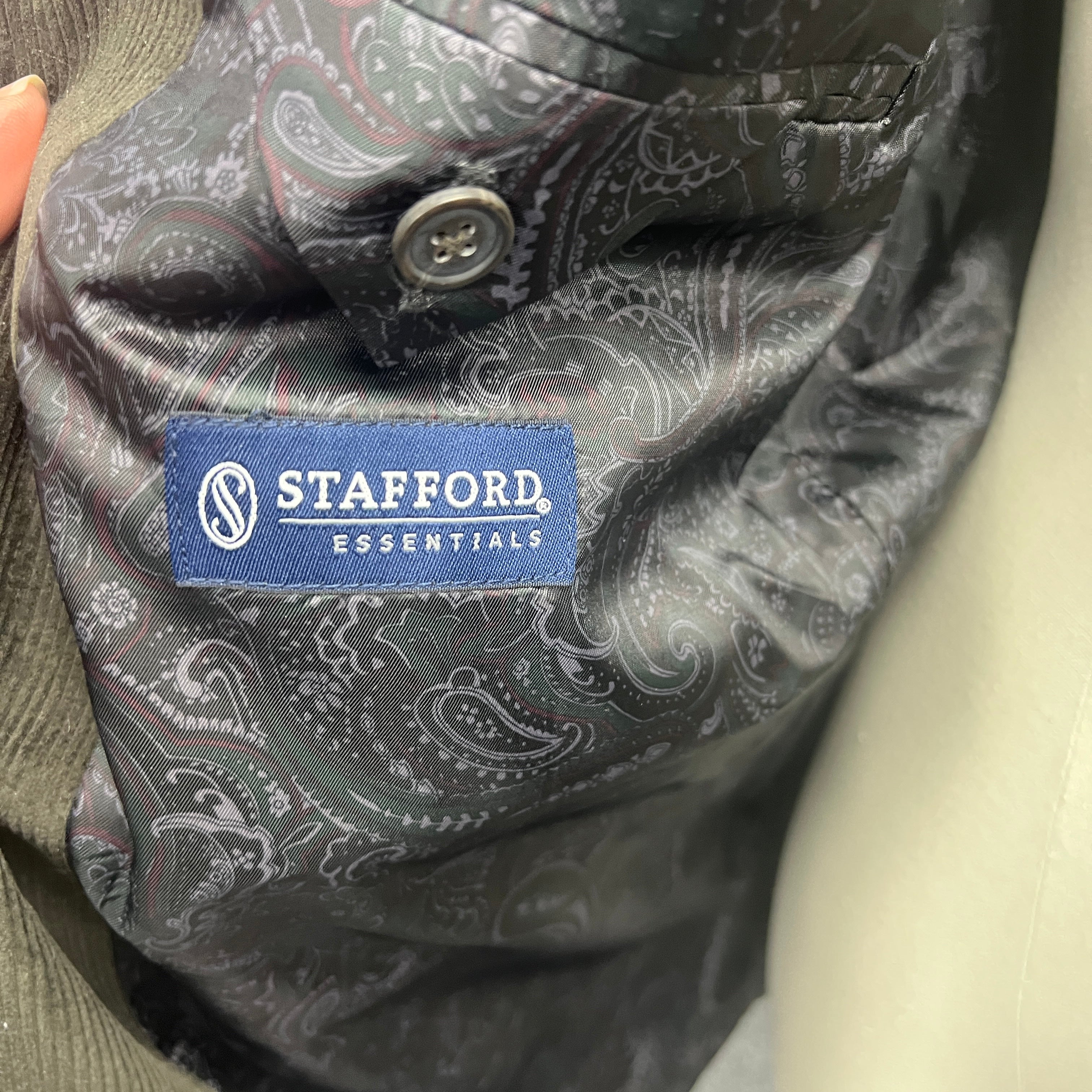 Distinguished, Stafford Corduroy Sports Coat Features a Pocket Square and an elegant scarf. Size 42 Long