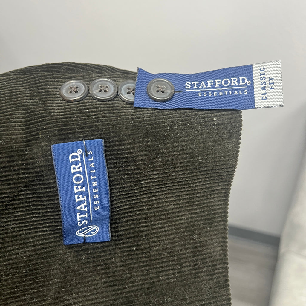 Distinguished, Stafford Corduroy Sports Coat Features a Pocket Square and an elegant scarf. Size 42 Long