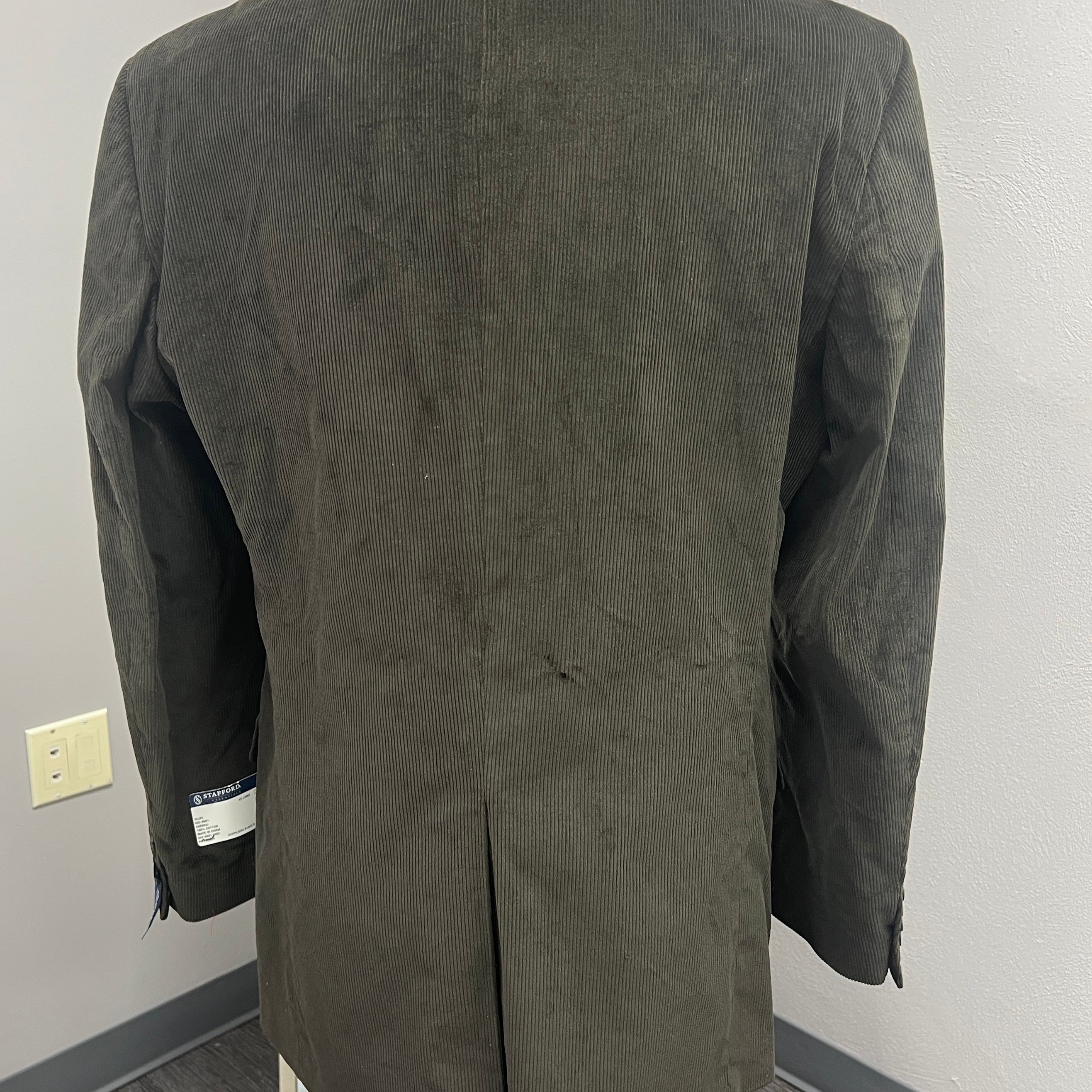 Distinguished, Stafford Corduroy Sports Coat Features a Pocket Square and an elegant scarf. Size 42 Long
