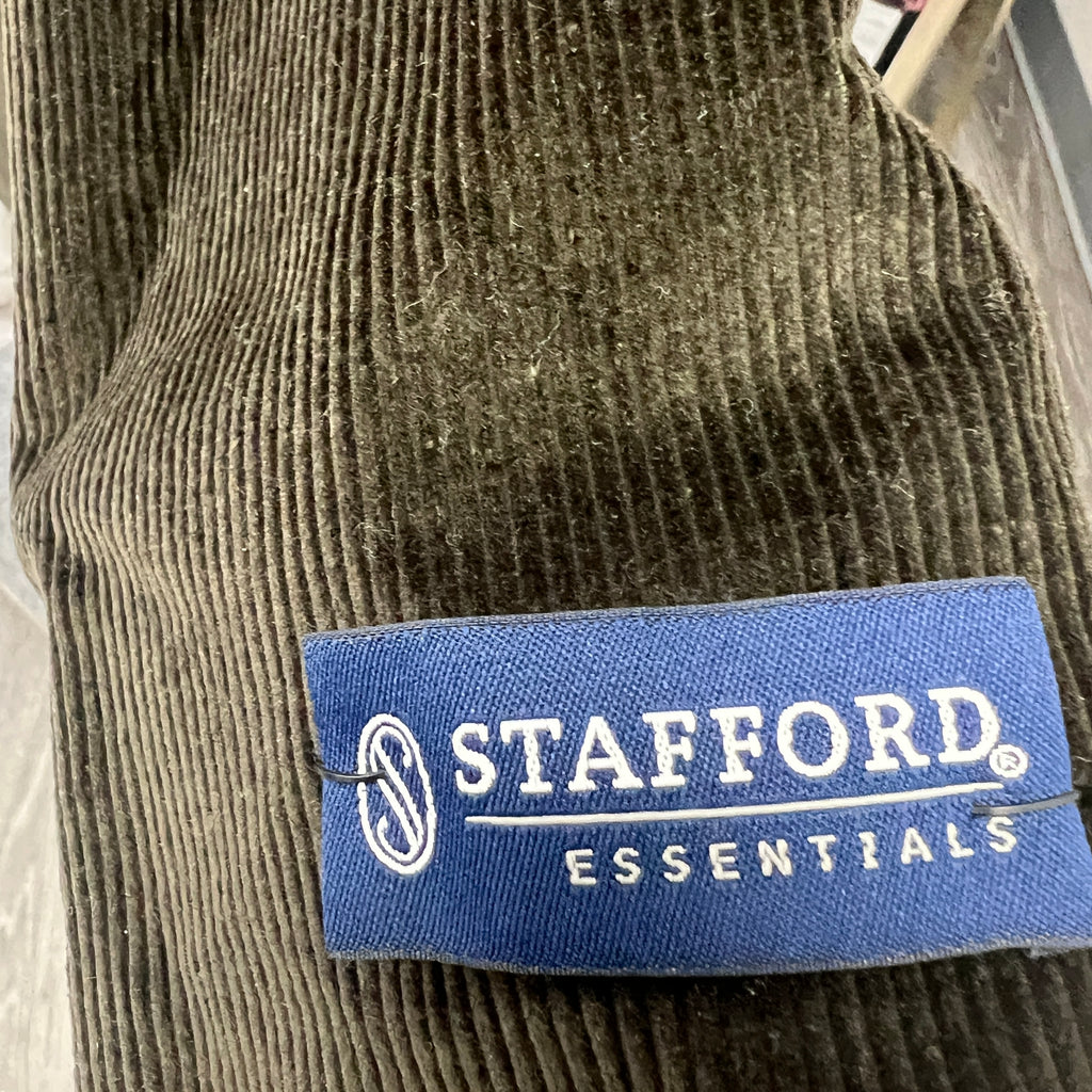 Distinguished, Stafford Corduroy Sports Coat Features a Pocket Square and an elegant scarf. Size 42 Long