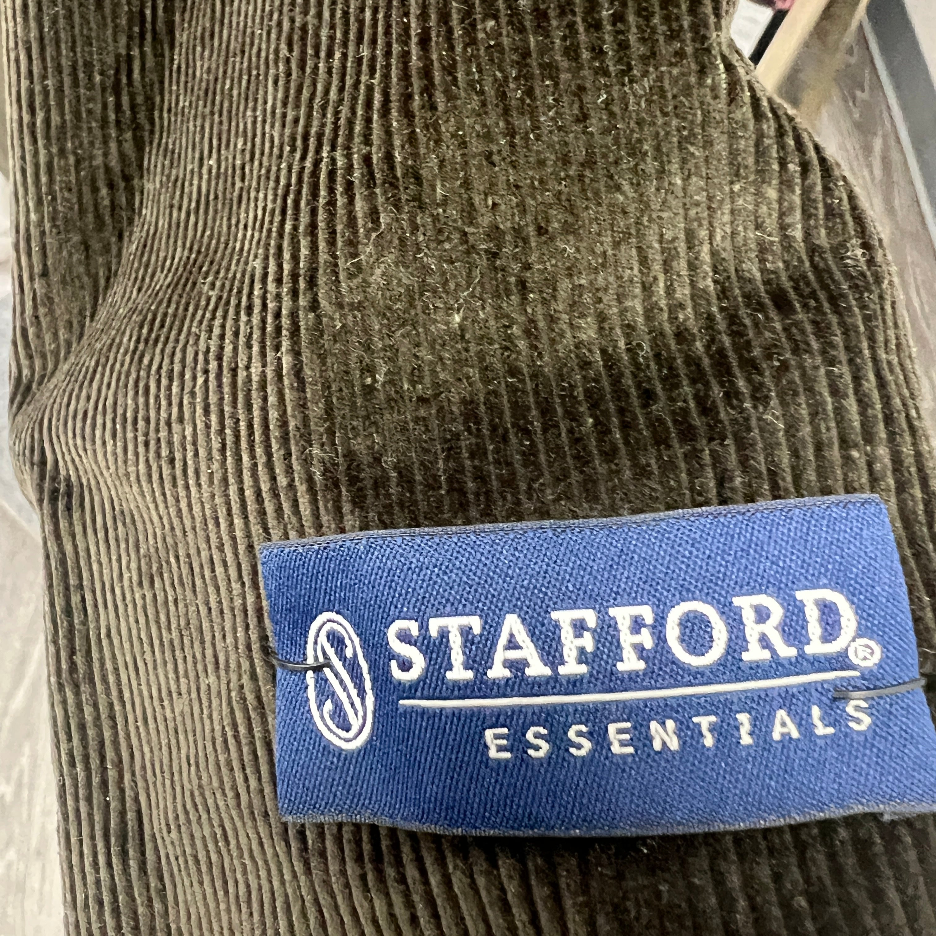 Distinguished, Stafford Corduroy Sports Coat Features a Pocket Square and an elegant scarf. Size 42 Long