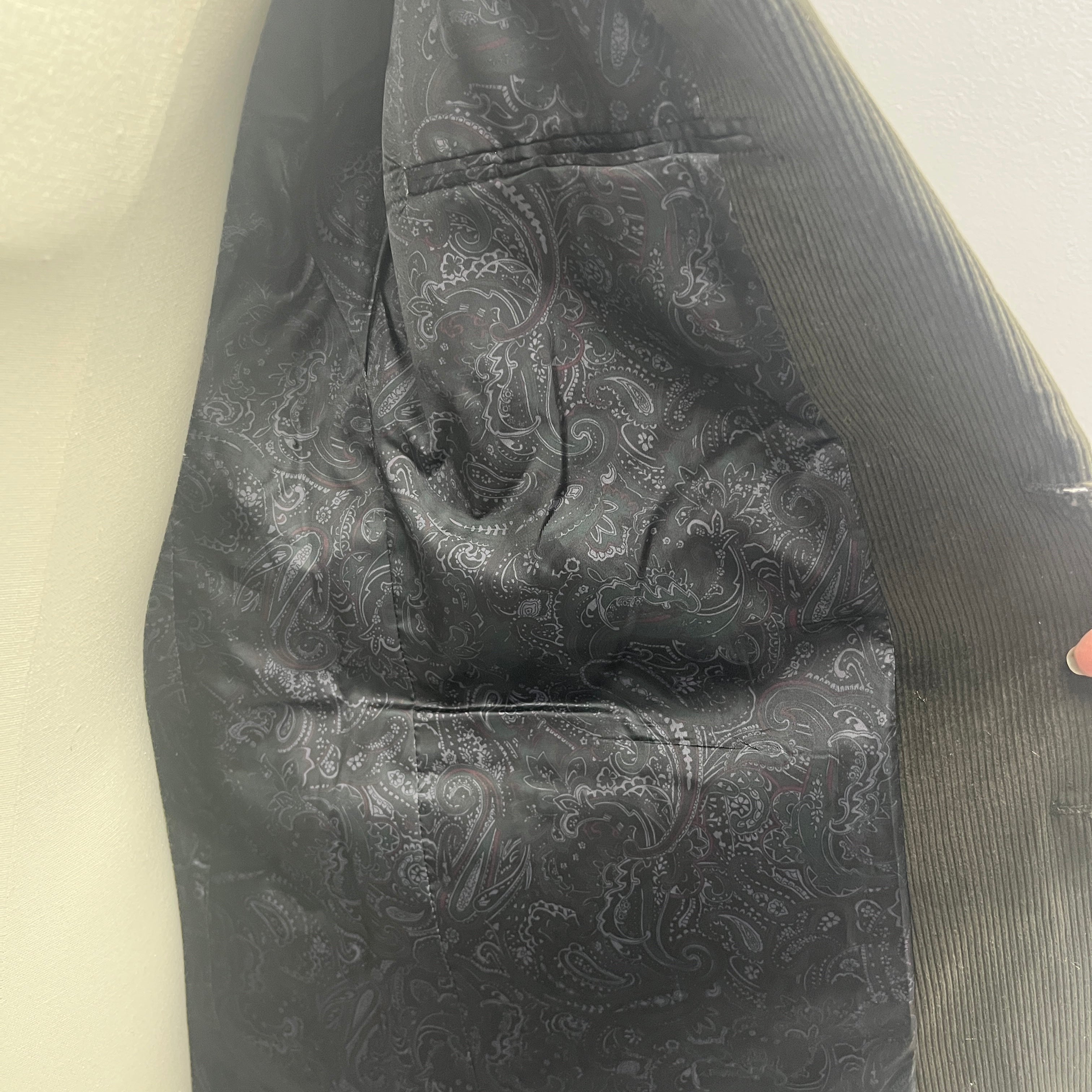 Distinguished, Stafford Corduroy Sports Coat Features a Pocket Square and an elegant scarf. Size 42 Long