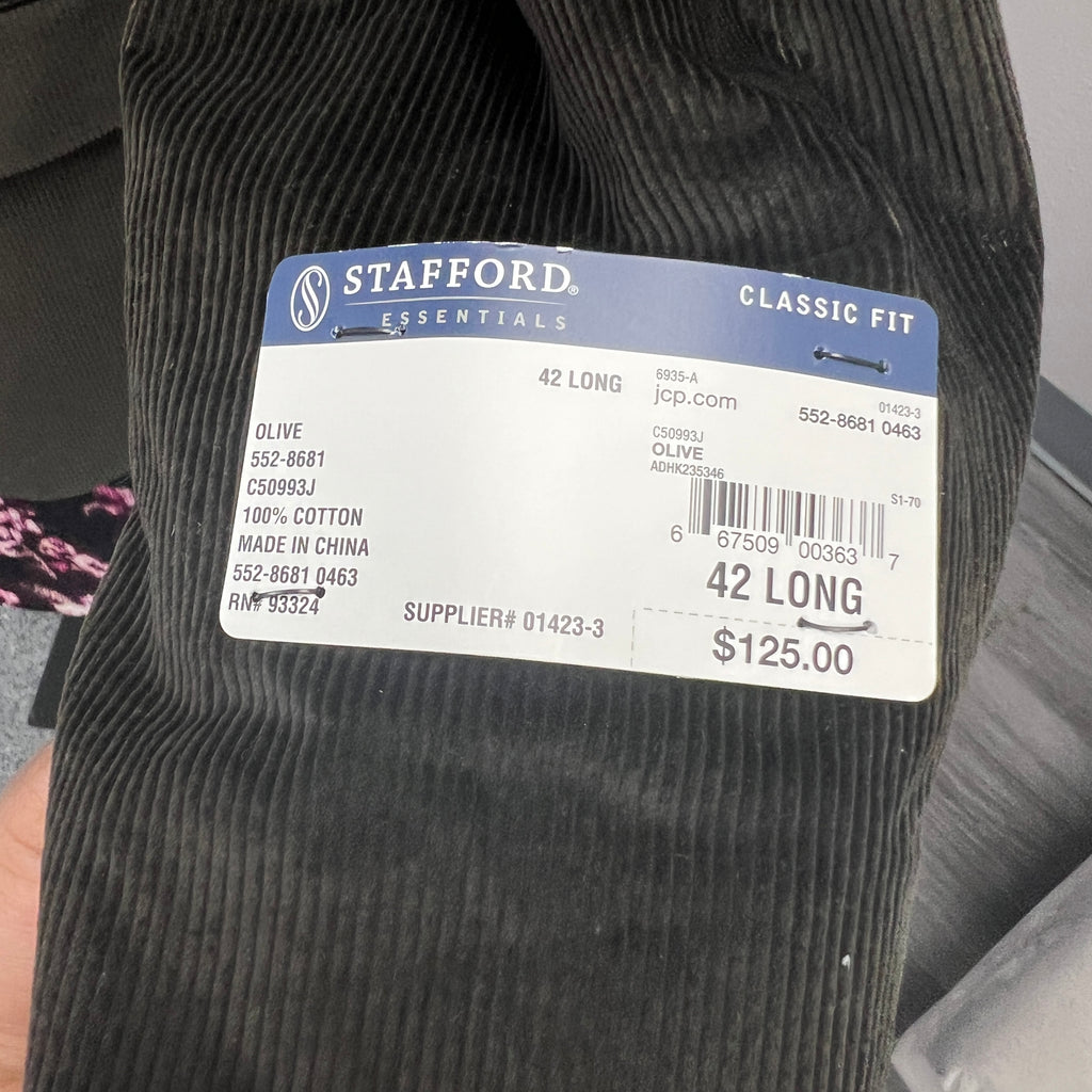 Distinguished, Stafford Corduroy Sports Coat Features a Pocket Square and an elegant scarf. Size 42 Long