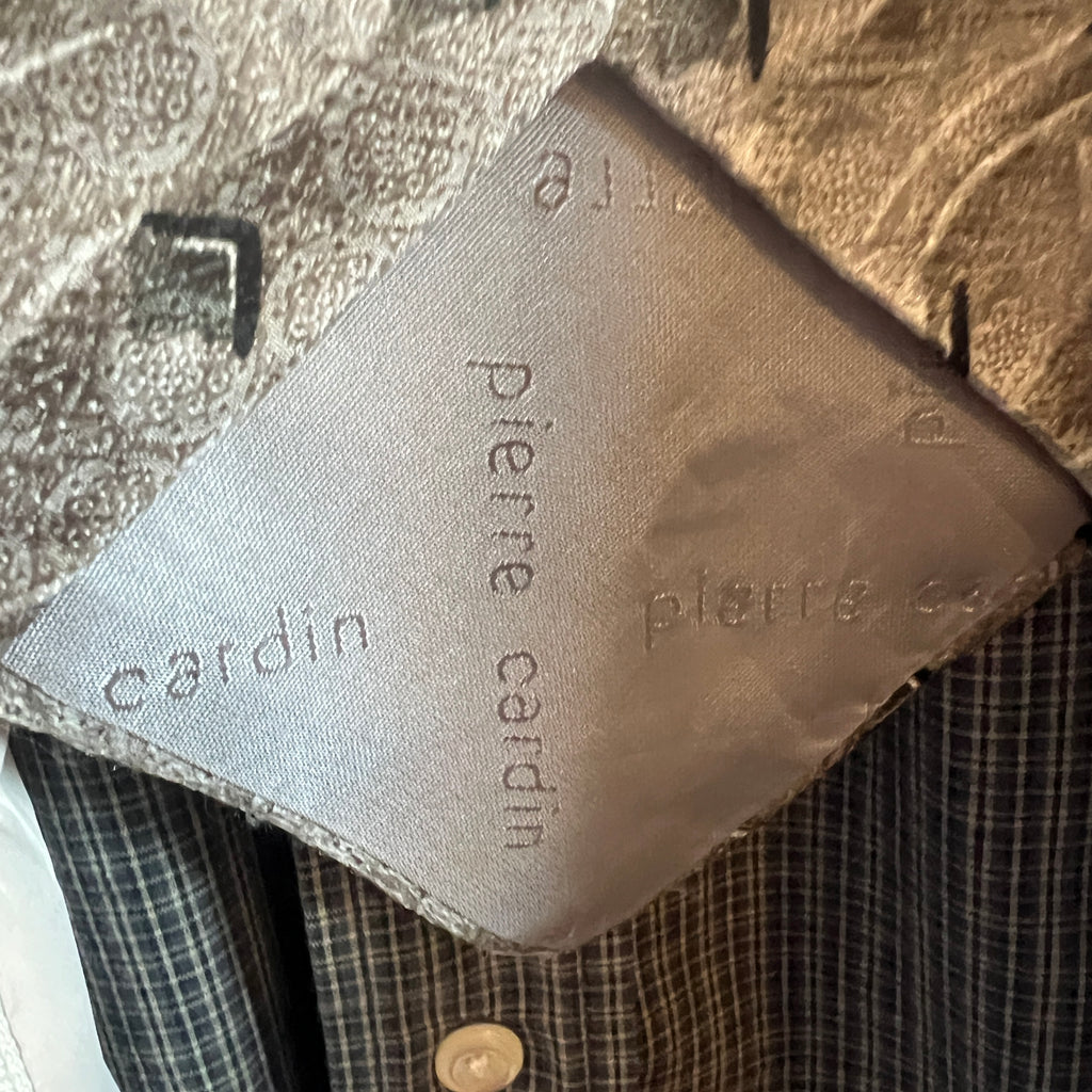 Ordinary is played out! Four piece classic ensemble is calling your name. The shirt and vest is XL.