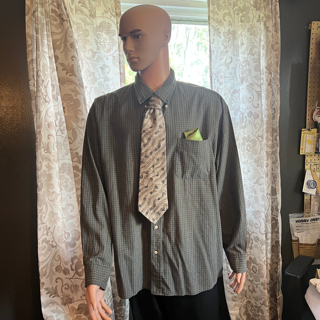 Ordinary is played out! Four piece classic ensemble is calling your name. The shirt and vest is XL.