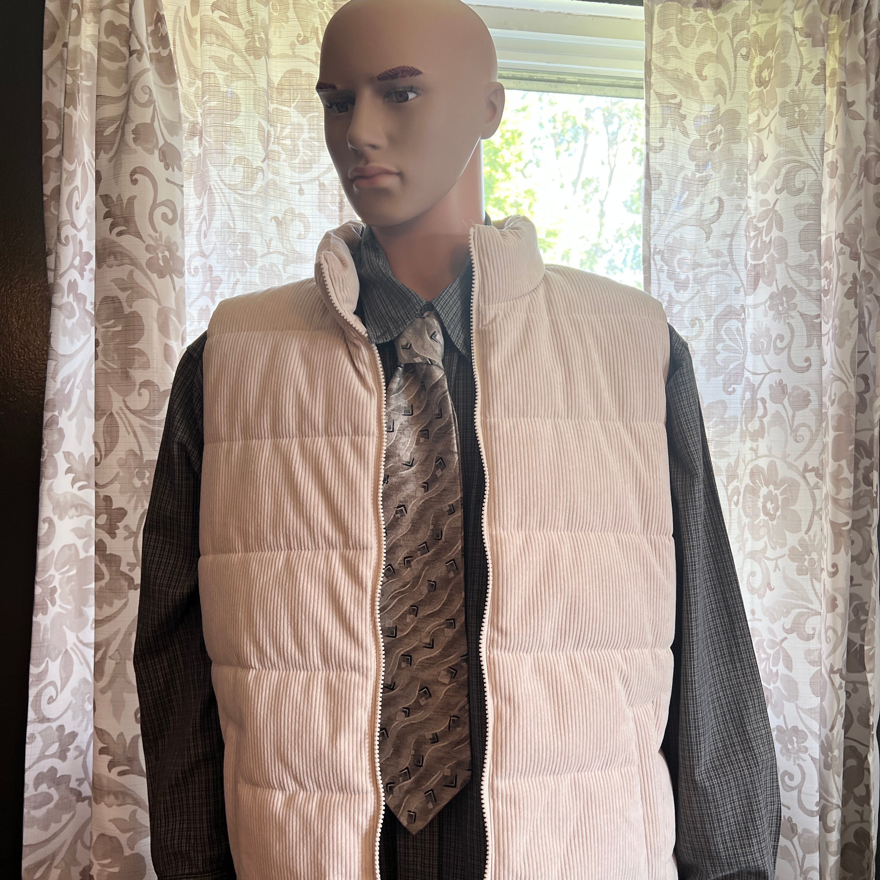 Ordinary is played out! Four piece classic ensemble is calling your name. The shirt and vest is XL.
