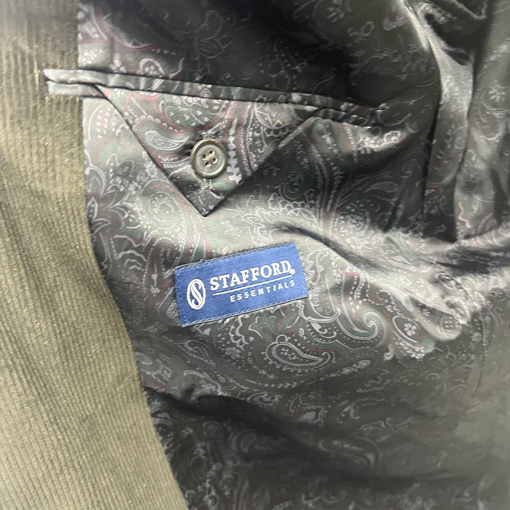 Distinguished, Stafford Corduroy Sports Coat Features a Pocket Square and an elegant scarf. Size 42 Long